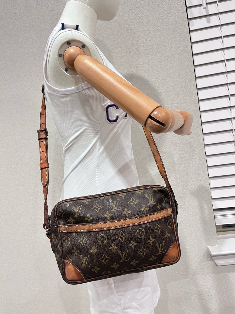 LOUIS VUITTON MONOGRAM UNISEX CROSSBODY BAG.